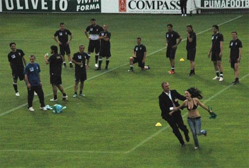 Как полуголые девицы домогались нападающего "Ювентуса"