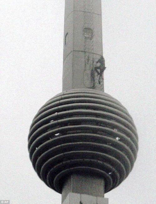 "Человек-паук" с третьей попытки залез на полукилометровую башню