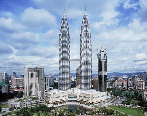 "Человек-паук" с третьей попытки залез на полукилометровую башню