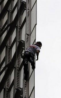 "Человек-паук" с третьей попытки залез на полукилометровую башню