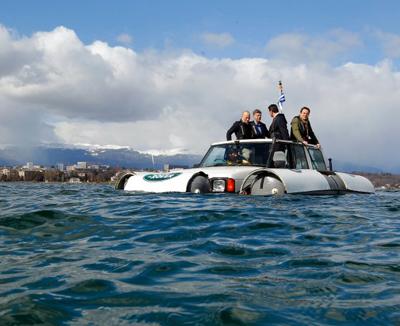 Плавающий автомобиль Land Rover Discovery