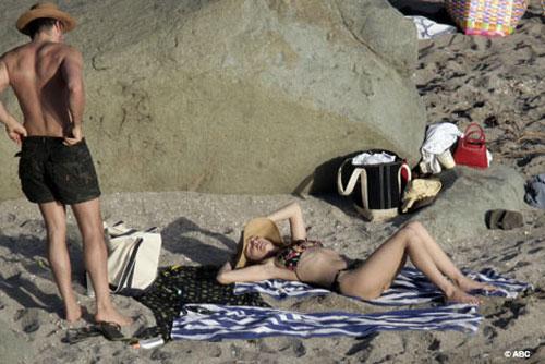 Келли Брук резвилась с звездой "Титаника" на пляже