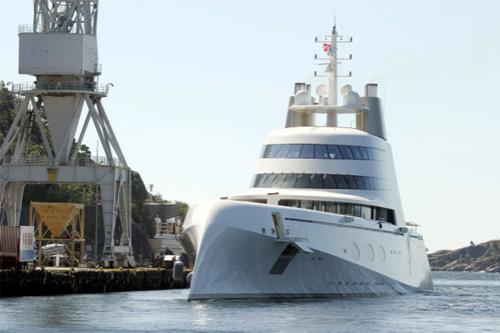 Яхта Мельниченко переплюнула эсминец Абрамовича