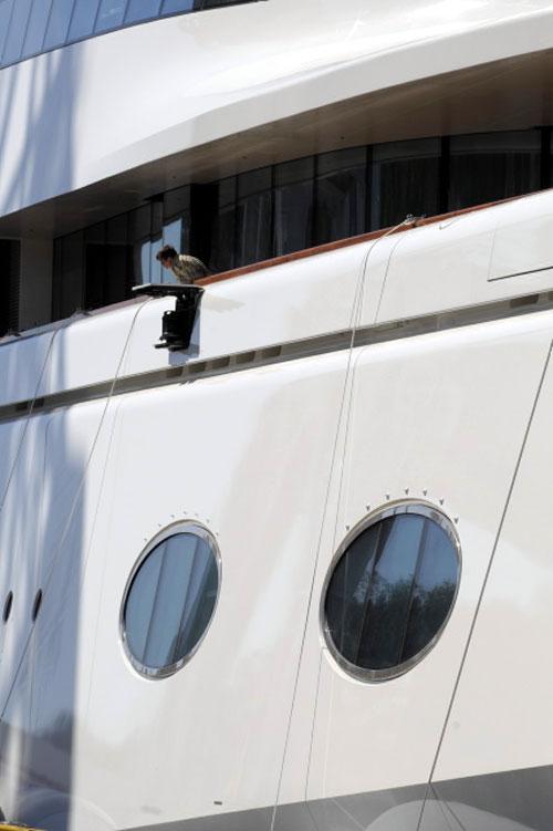 Яхта Мельниченко переплюнула эсминец Абрамовича