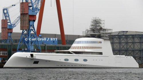 Яхта Мельниченко переплюнула эсминец Абрамовича