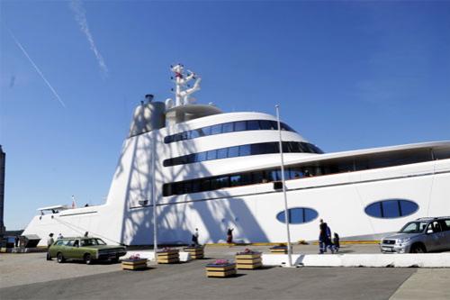 Яхта Мельниченко переплюнула эсминец Абрамовича