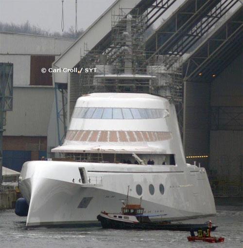 Яхта Мельниченко переплюнула эсминец Абрамовича