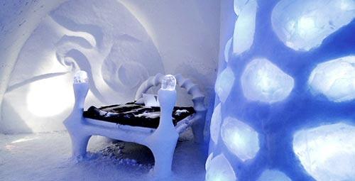 В ледяном отеле постояльцы спят на морозе