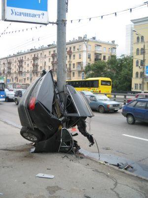 Москва: БМВ от удара разорвало на части