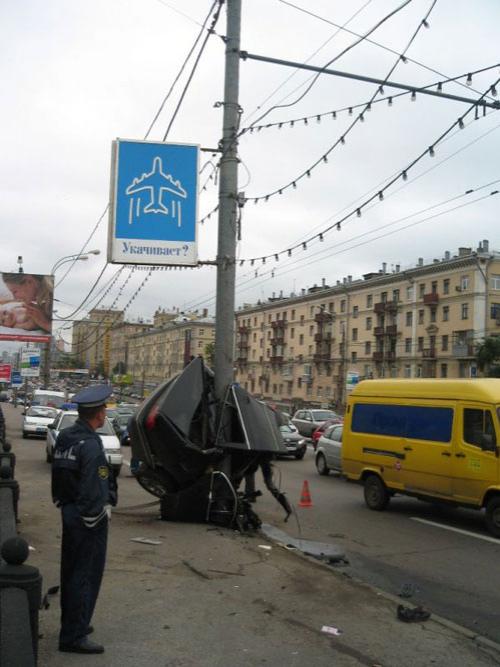 Москва: БМВ от удара разорвало на части