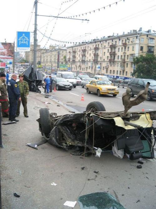 Москва: БМВ от удара разорвало на части