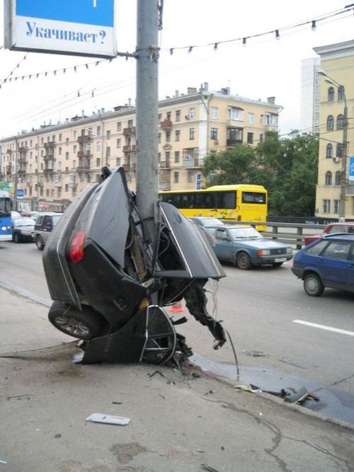Москва: БМВ от удара разорвало на части