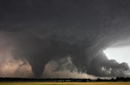 Британский фотограф  охотится за торнадо