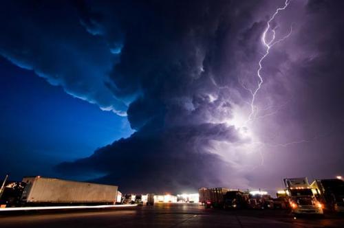 Британский фотограф  охотится за торнадо