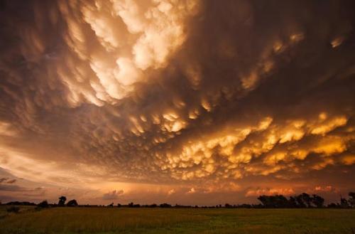 Британский фотограф  охотится за торнадо