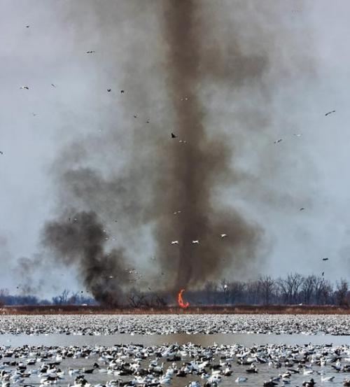 Британский фотограф  охотится за торнадо
