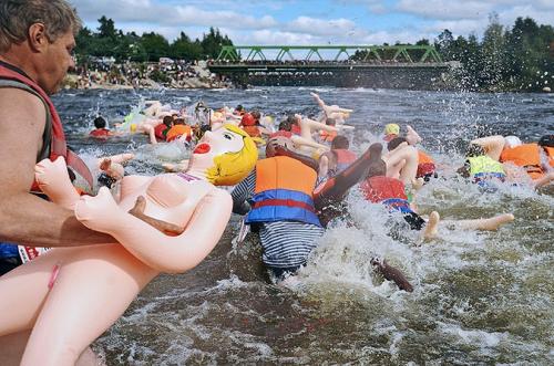 Под Санкт-Петербургом снова сплавились на резиновых женщинах