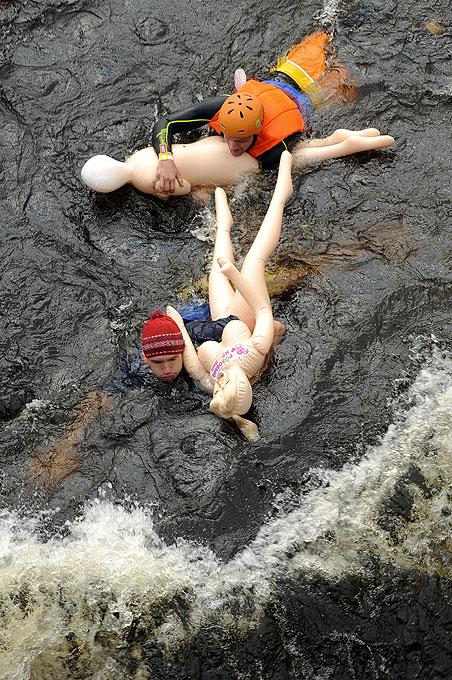 Под Санкт-Петербургом снова сплавились на резиновых женщинах
