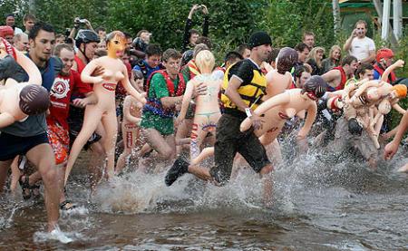 Под Санкт-Петербургом снова сплавились на резиновых женщинах