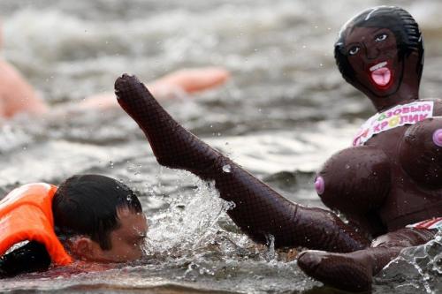 Под Санкт-Петербургом снова сплавились на резиновых женщинах