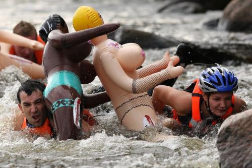 Под Санкт-Петербургом снова сплавились на резиновых женщинах