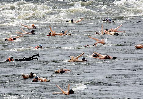 Под Санкт-Петербургом снова сплавились на резиновых женщинах