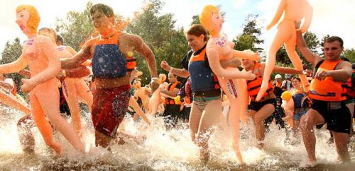 Под Санкт-Петербургом снова сплавились на резиновых женщинах