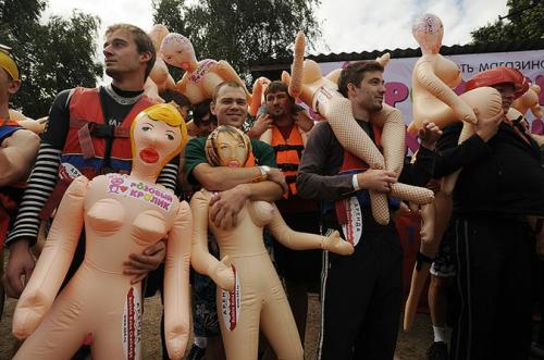 Под Санкт-Петербургом снова сплавились на резиновых женщинах