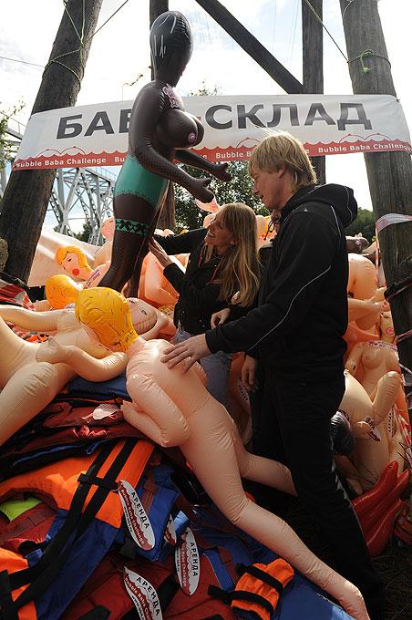 Под Санкт-Петербургом снова сплавились на резиновых женщинах