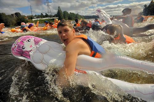 Под Санкт-Петербургом снова сплавились на резиновых женщинах