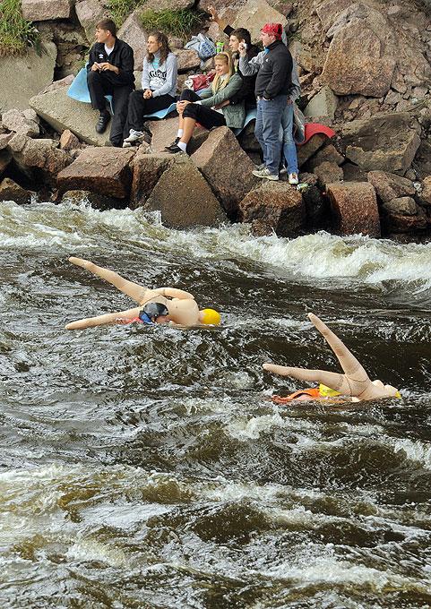 Под Санкт-Петербургом снова сплавились на резиновых женщинах