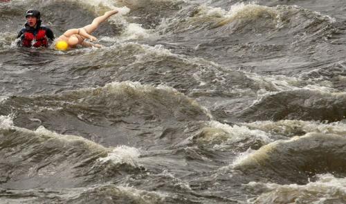 Под Санкт-Петербургом снова сплавились на резиновых женщинах