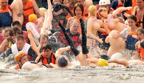 Под Санкт-Петербургом снова сплавились на резиновых женщинах