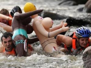 Под Санкт-Петербургом снова сплавились на резиновых женщинах