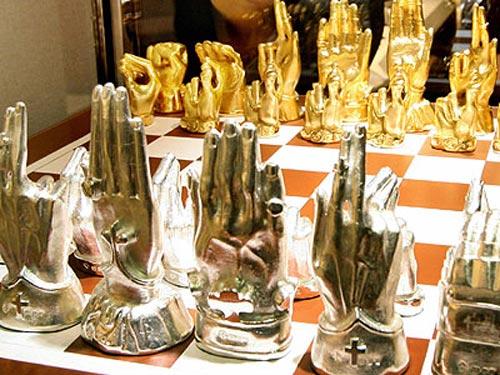 Руки Ринго Старра отлили в шахматы