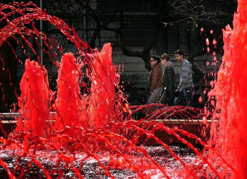 В Бухаресте забил кровавый фонтан