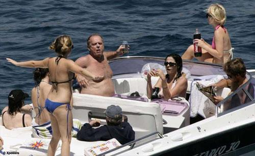 Знаменитости в объятиях поклонниц: скандальные кадры