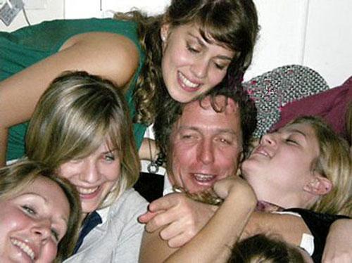 Знаменитости в объятиях поклонниц: скандальные кадры