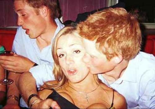 Знаменитости в объятиях поклонниц: скандальные кадры