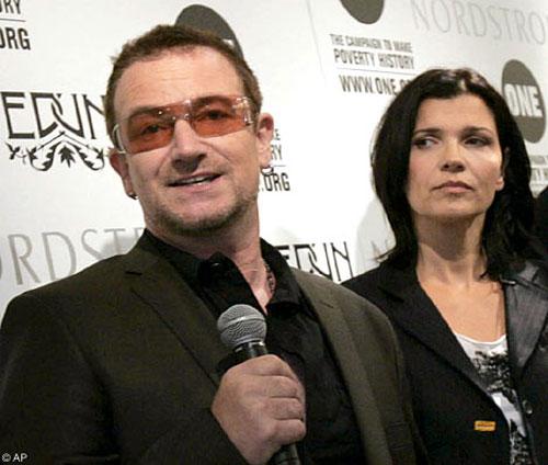 Знаменитости в объятиях поклонниц: скандальные кадры