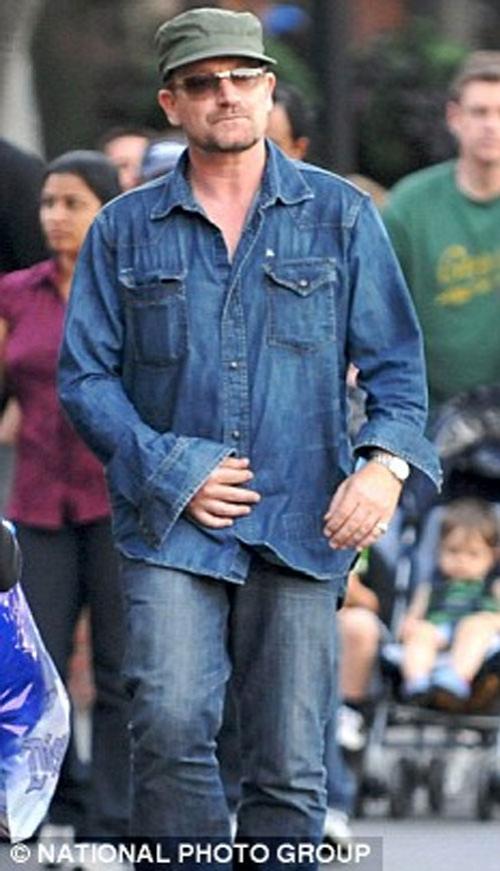 Знаменитости в объятиях поклонниц: скандальные кадры