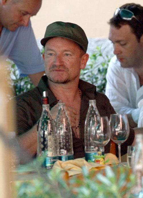 Знаменитости в объятиях поклонниц: скандальные кадры