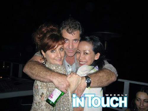 Знаменитости в объятиях поклонниц: скандальные кадры