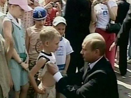 Путин поцеловал мальчика в живот