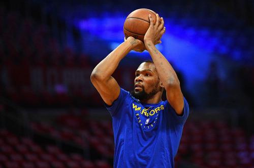 Не щадит никого: знаменитости, которые заразились коронавирусом