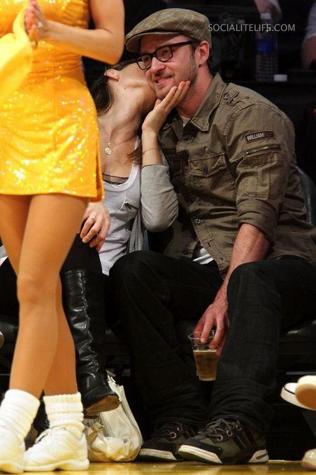 Тимберлейк публично  запрыгнул на Джессику Биль