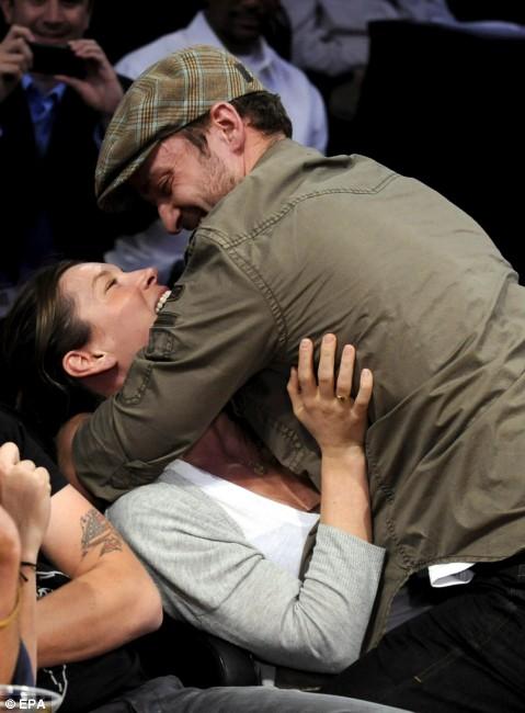 Тимберлейк публично  запрыгнул на Джессику Биль