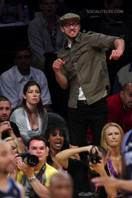 Тимберлейк публично  запрыгнул на Джессику Биль