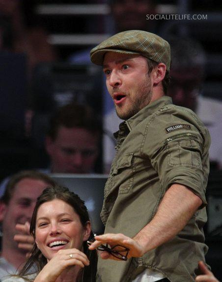 Тимберлейк публично  запрыгнул на Джессику Биль