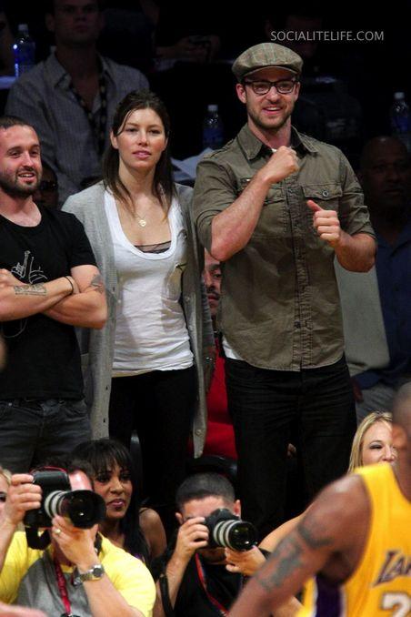 Тимберлейк публично  запрыгнул на Джессику Биль